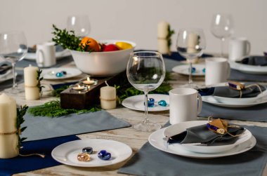 Ahşap arka plan üzerinde lavanta çiçekli güzel sofra