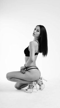 Güzel kadın model uzun akşam önlük giymiş, havuzda yatıyor ve sensually poz veriyor