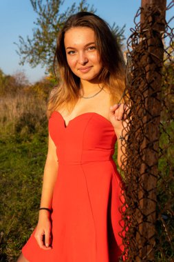 Bir kadın bir sonbahar Park bir kamera önünde poz. Sonbahar fotoğraf çekimi. Sonbahar Park.