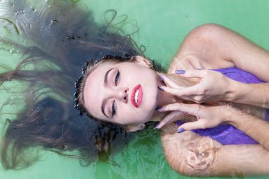 Islak modeli duş alır ve giyim, ıslak giyim, kadın, ıslak bak sauna ve yüzme havuzunda yüzüyor