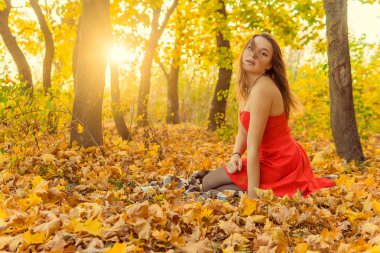 Bir kadın bir sonbahar Park bir kamera önünde poz. Sonbahar fotoğraf çekimi. Sonbahar Park.