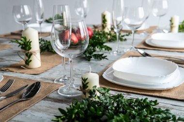 Ahşap arka plan üzerinde lavanta çiçekli güzel sofra