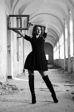 Genç, güzel, kısa saçlı, siyah elbiseli sarışın kadın.