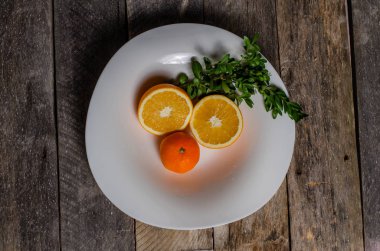 Ahşap arka plan üzerinde lavanta çiçekli güzel sofra