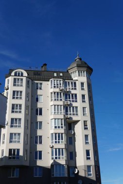 Modern condominium binada çok etate mavi gökyüzü ile şehir