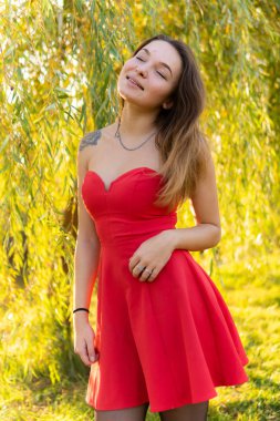 Bir kadın bir sonbahar Park bir kamera önünde poz. Sonbahar fotoğraf çekimi. Sonbahar Park.