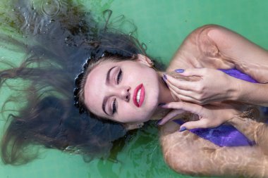 Islak modeli duş alır ve giyim, ıslak giyim, kadın, ıslak bak sauna ve yüzme havuzunda yüzüyor