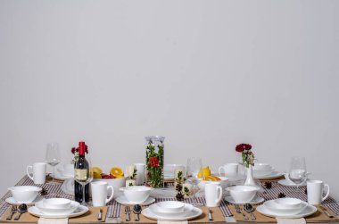 Ahşap arka plan üzerinde lavanta çiçekli güzel sofra