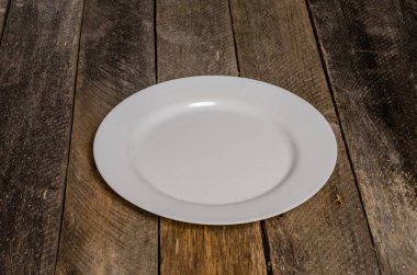 Ahşap arka plan üzerinde lavanta çiçekli güzel sofra