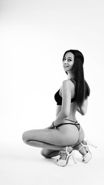 Güzel kadın model uzun akşam önlük giymiş, havuzda yatıyor ve sensually poz veriyor