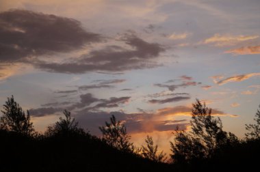 Dramatik gün batımı ve gün doğumu gökyüzü.