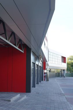 Modern condominium binada çok etate mavi gökyüzü ile şehir
