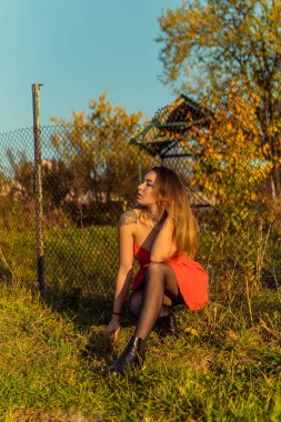 Bir kadın bir sonbahar Park bir kamera önünde poz. Sonbahar fotoğraf çekimi. Sonbahar Park.