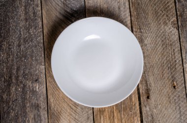 Ahşap arka plan üzerinde lavanta çiçekli güzel sofra