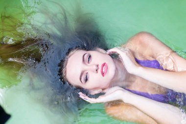 Islak modeli duş alır ve giyim, ıslak giyim, kadın, ıslak bak sauna ve yüzme havuzunda yüzüyor