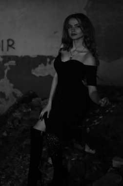 Genç, güzel, kısa saçlı, siyah elbiseli sarışın kadın.