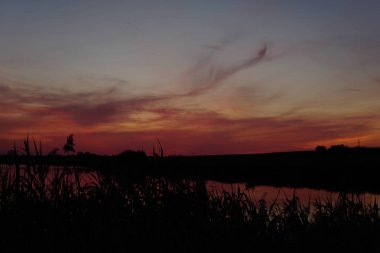 Renkli günbatımı okyanus üzerinde Maldivler