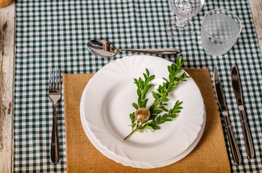 Ahşap arka plan üzerinde lavanta çiçekli güzel sofra