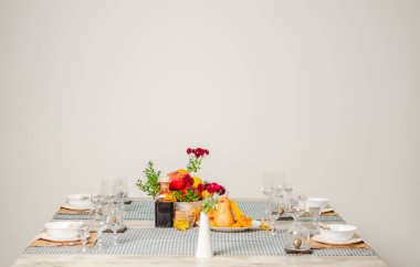 Ahşap arka plan üzerinde lavanta çiçekli güzel sofra