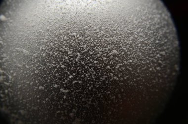 Parlak taneli desenli bir topun yakın plan çekimi.