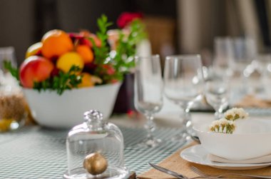 Ahşap arka plan üzerinde lavanta çiçekli güzel sofra