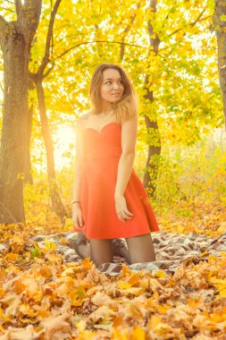 Bir kadın bir sonbahar Park bir kamera önünde poz. Sonbahar fotoğraf çekimi. Sonbahar Park.