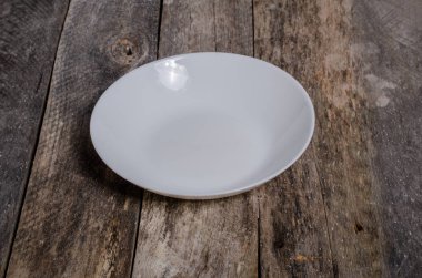 Ahşap arka plan üzerinde lavanta çiçekli güzel sofra