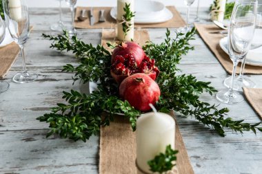 Ahşap arka plan üzerinde lavanta çiçekli güzel sofra