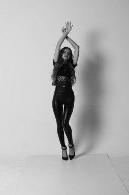 Kot pantolon ve iç çamaşırlı güzel seksi kadın Windo 'nun yanında duruyor.