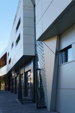 Modern condominium binada çok etate mavi gökyüzü ile şehir