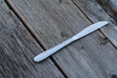 bıçak ve çatal ahşap arka plan üzerinde. Çatal bıçak takımı ahşap üzerinde.