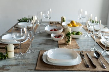 Ahşap arka plan üzerinde lavanta çiçekli güzel sofra