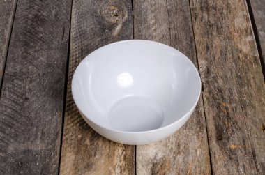 Ahşap arka plan üzerinde lavanta çiçekli güzel sofra