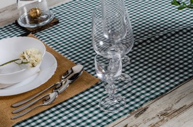 Ahşap arka plan üzerinde lavanta çiçekli güzel sofra