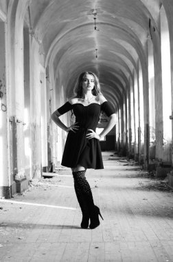 Genç, güzel, kısa saçlı, siyah elbiseli sarışın kadın.