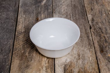 Ahşap arka plan üzerinde lavanta çiçekli güzel sofra