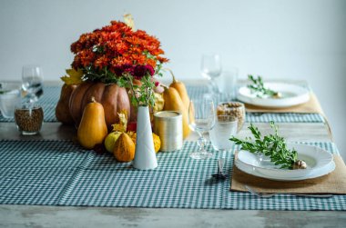 Ahşap arka plan üzerinde lavanta çiçekli güzel sofra