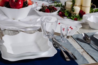 Ahşap arka plan üzerinde lavanta çiçekli güzel sofra