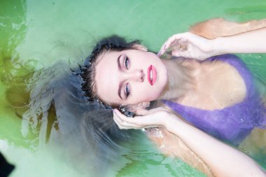 Islak modeli duş alır ve giyim, ıslak giyim, kadın, ıslak bak sauna ve yüzme havuzunda yüzüyor