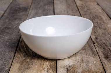 Ahşap arka plan üzerinde lavanta çiçekli güzel sofra