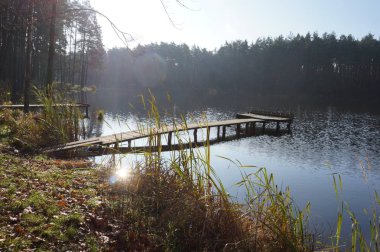 Güzel dağ gölü Maricheika Ukrayna Karpatlar. Yaz güneşli gün. Ülkenin güzel yerleri Ukrayna doğası. Tampon bölge.