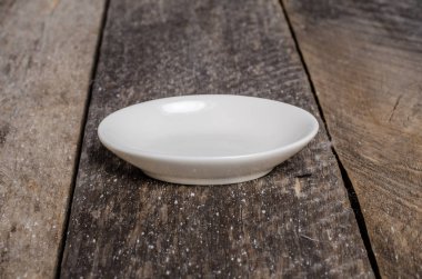 Ahşap arka plan üzerinde lavanta çiçekli güzel sofra