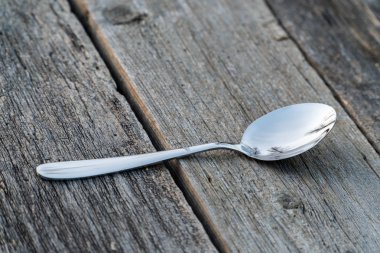 bıçak ve çatal ahşap arka plan üzerinde. Çatal bıçak takımı ahşap üzerinde.