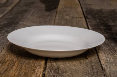 Ahşap arka plan üzerinde lavanta çiçekli güzel sofra