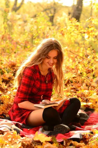 Outdoor fashion photo of young beautiful lady surrounded autumn — Stock Photo, Image