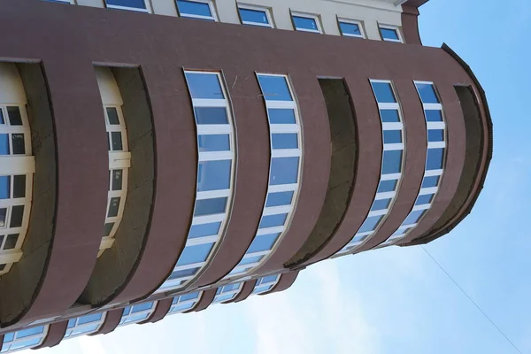 Moderno edificio de condominio real etate en la ciudad con cielo azul —  Fotos de Stock