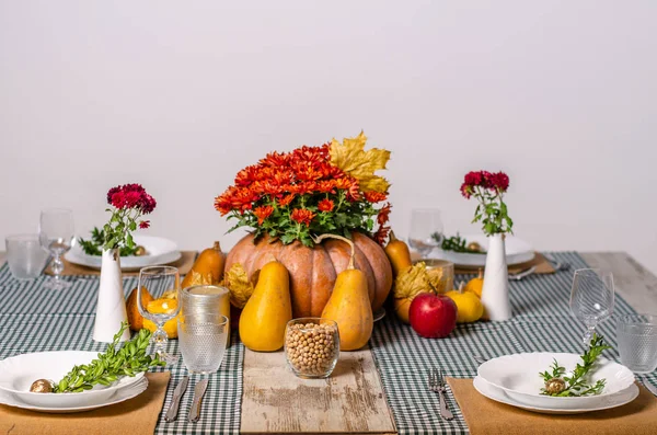 Beau décor de table avec des fleurs de lavande sur fond en bois — Photo