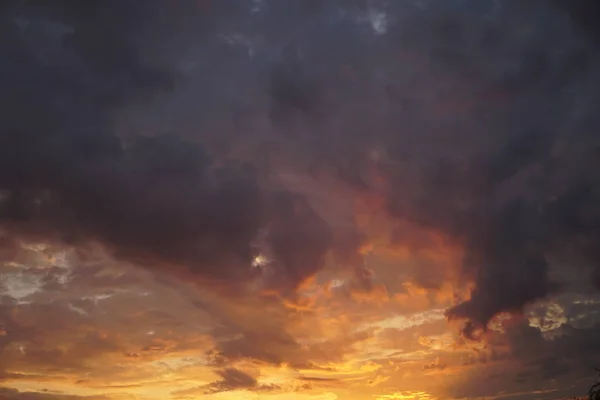 Matahari terbenam dengan awan — Stok Foto