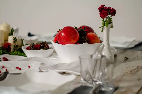 Schöne Tischdekoration mit Lavendelblüten auf Holzgrund — Stockfoto