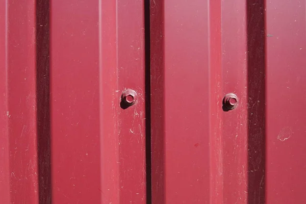 Фон смугастий профіль з червоного металу. Текстура пофарбованої поверхні червоного металу — стокове фото